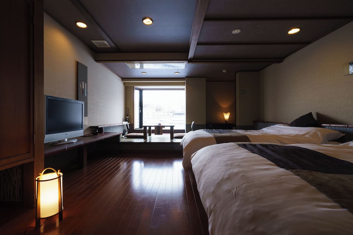 Caja de seguridad en la habitación y tabla de planchar con plancha