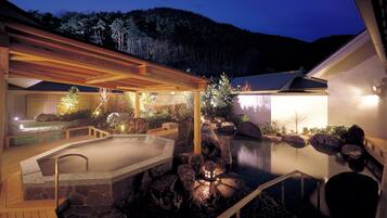 Tina de hidromasaje al aire libre