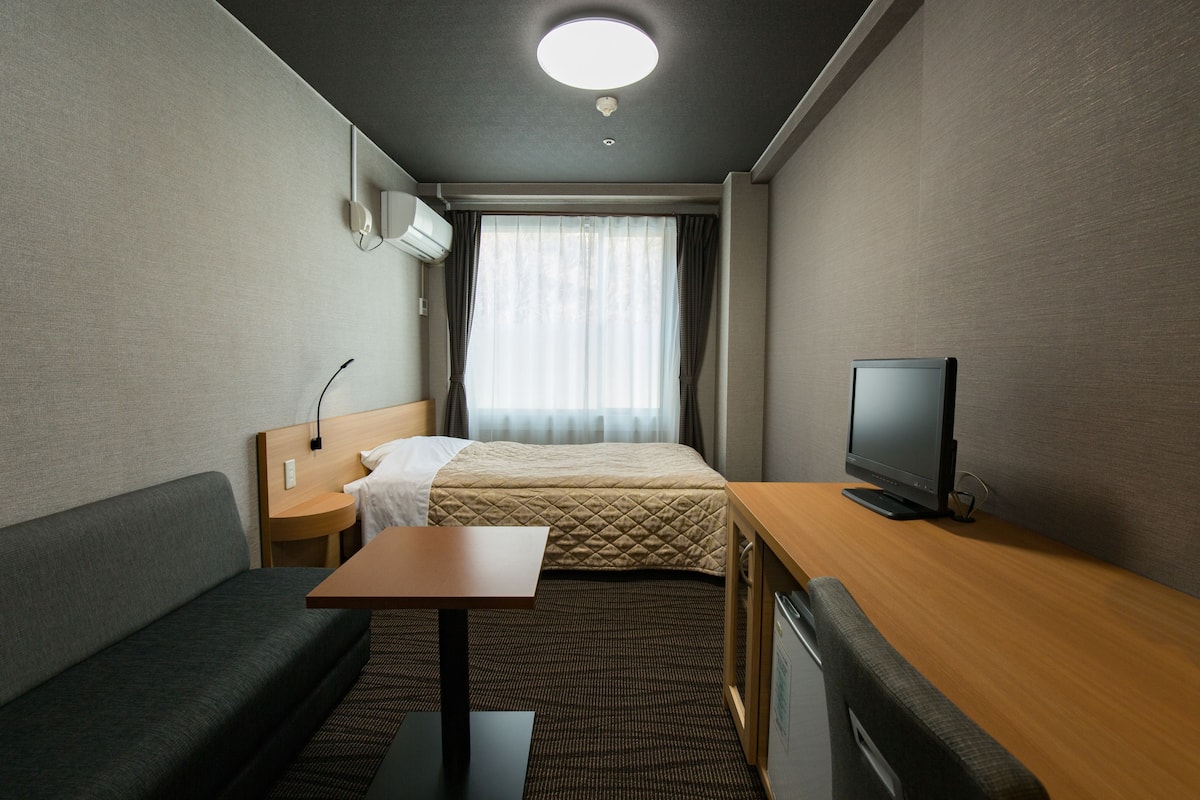 Modern Traditional Single Room, Non Smoking (No View, Shared bath)
