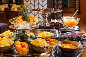Daily buffet breakfast (JPY 2200 per person)
