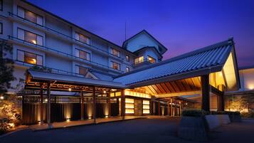 Vista frontal de la propiedad por la tarde o noche