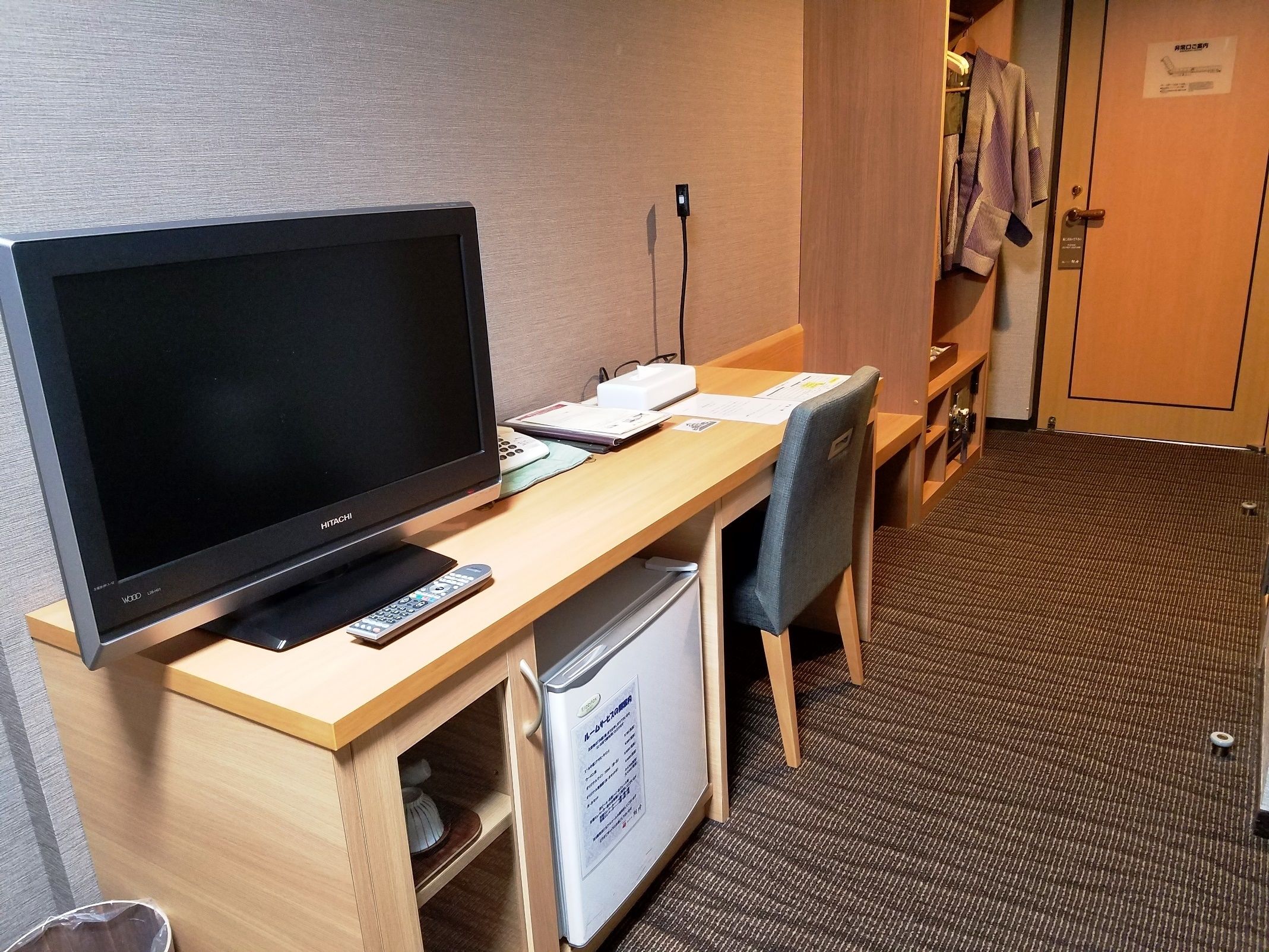 modern traditional twin room, non smoking (no view, shared bath)  | in-room business centre