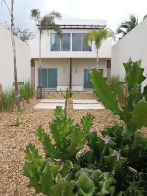 Courtyard - Red Z The Ocean (Phetchaburi)