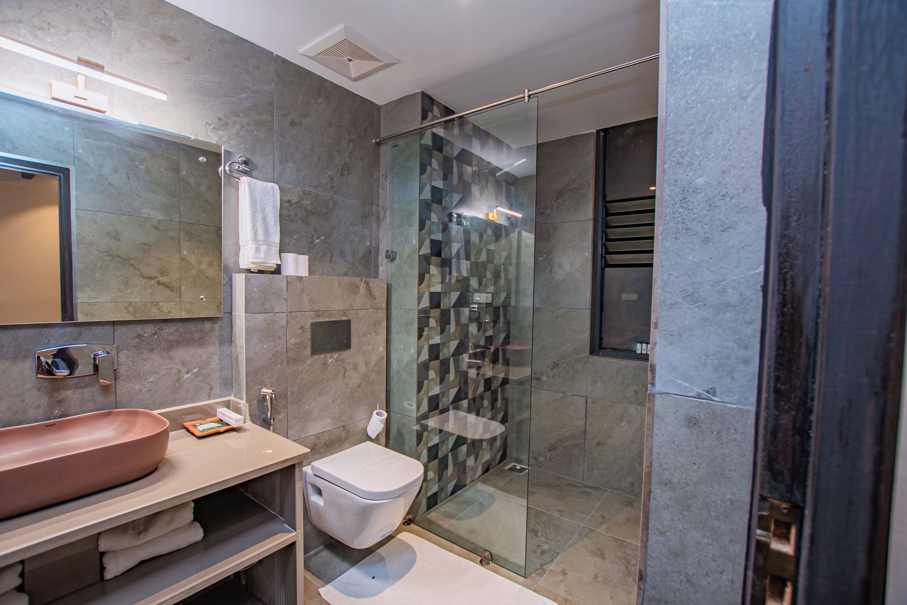 Kamar Premium (Sunrise With Jacuzzi) | Kamar mandi | Shower, pengering rambut, jubah mandi, dan sandal