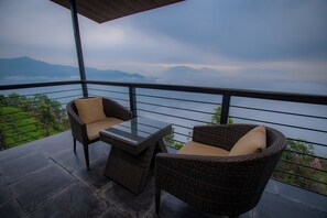 Sunrise Premium View With Jacuzzi | Individually decorated, individually furnished, desk, laptop workspace