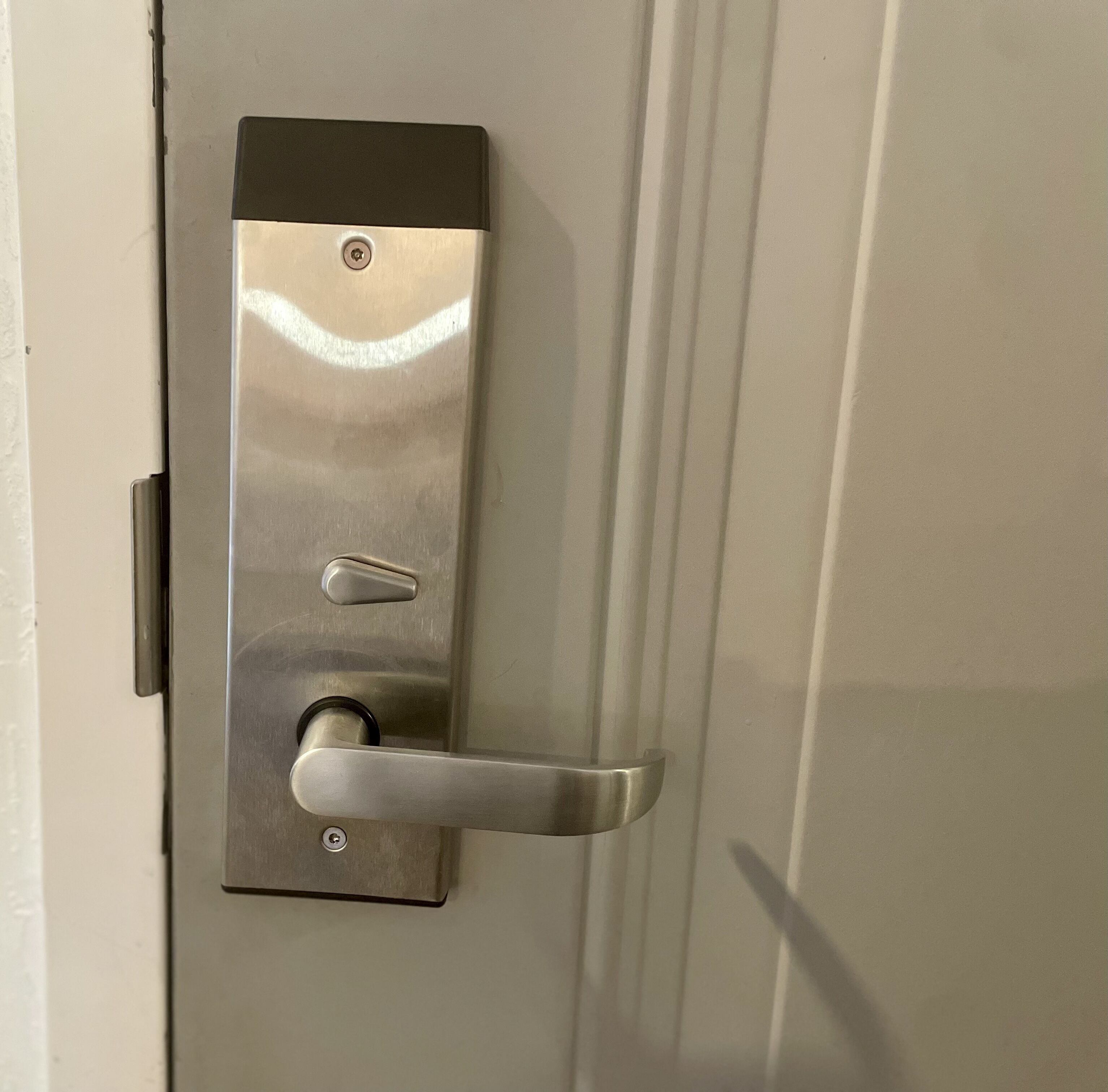 A door with a metallic handle and a keyhole.