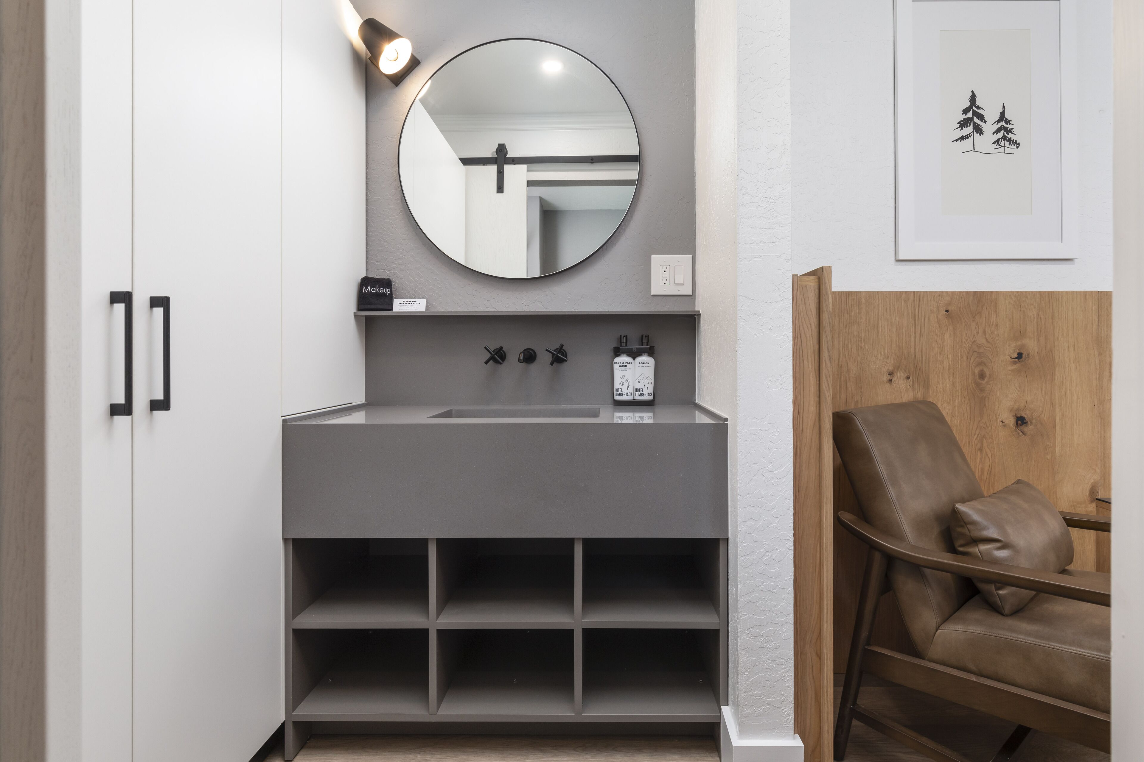 ルーム キングベッド 1 台 | バスルーム | シャワー、ヘアドライヤー、タオル、石鹸