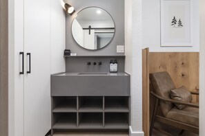 Room, 1 King Bed | Bathroom | Shower, hair dryer, towels, soap - Hotel Lumberjack (Sonora)