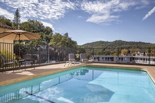 Una piscina al aire libre de temporada
