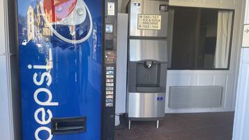 Een Pepsi automaat en een ijs- en frisdrankmachine.