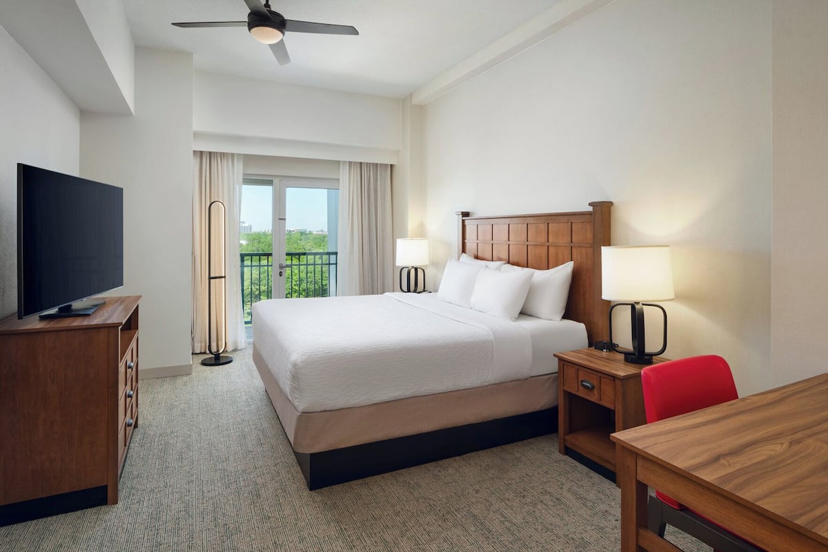 Roupas de cama premium, cofres nos quartos, escrivaninha