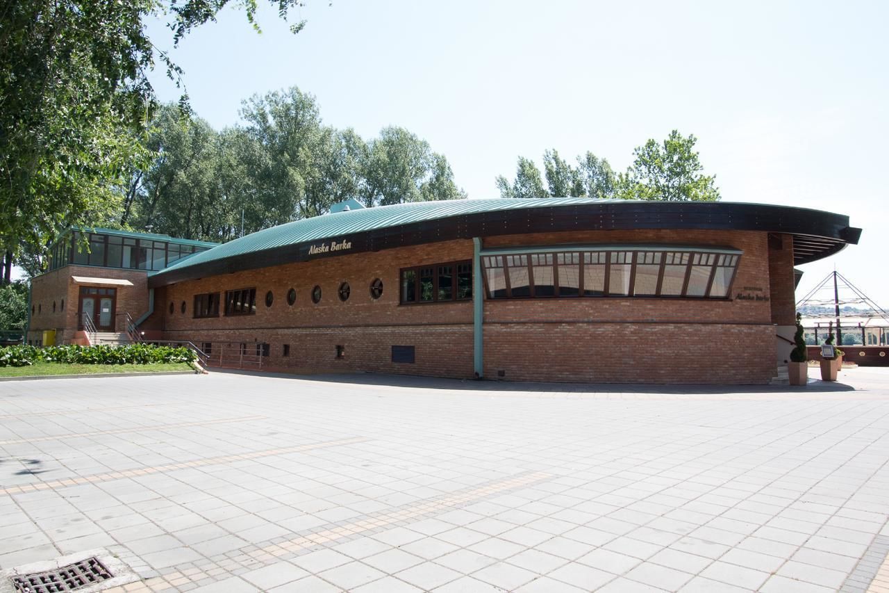 A building with a curved roof and a sign that reads "Alaska Barka."