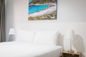 Desk, iron/ironing board, cots/infant beds, rollaway beds - Quality Apartments Banksia Albany (Centennial Park)