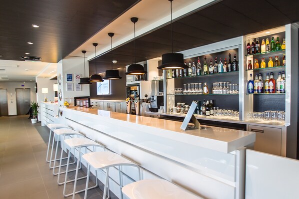 Bar (on property) - Holiday Inn Express Dijon by IHG (Saint-Apollinaire)