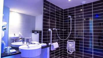 Quarto standard, 1 cama de casal, acessível | Banheiro | Chuveiro, secador de cabelo, toalhas de banho