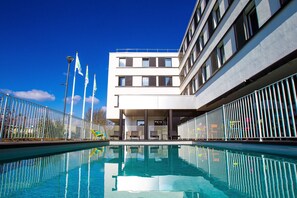 Seasonal outdoor pool, open 9:00 AM to 9:00 PM, sun loungers - Holiday Inn Express Dijon by IHG (Saint-Apollinaire)
