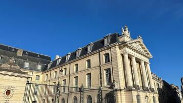 Un bâtiment historique à l’architecture classique, caractérisé par des colonnes et une entrée imposante.