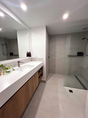 Deluxe Queen Room | Bathroom | Designer toiletries, hair dryer, towels, shampoo - Lismore Gateway Motel (Lismore)