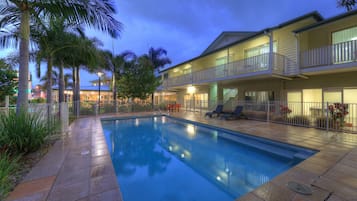 Kolam renang outdoor musiman, dengan payung kolam renang