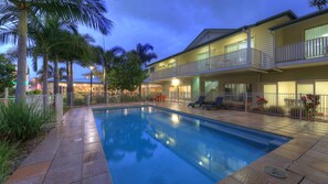 Sesongbasert utendørsbasseng, bassengparasoller og solsenger