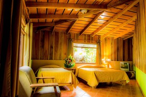 Cubrecamas, caja de seguridad en la habitación y cortinas blackout 