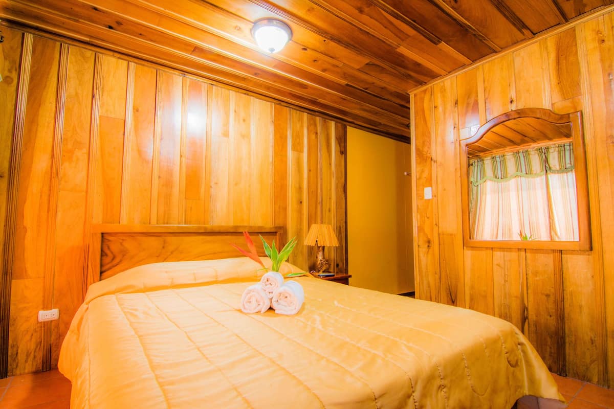 Standard Deluxe, 1 cama matrimonio | Copriletto in piuma, una cassaforte in camera, tende oscuranti