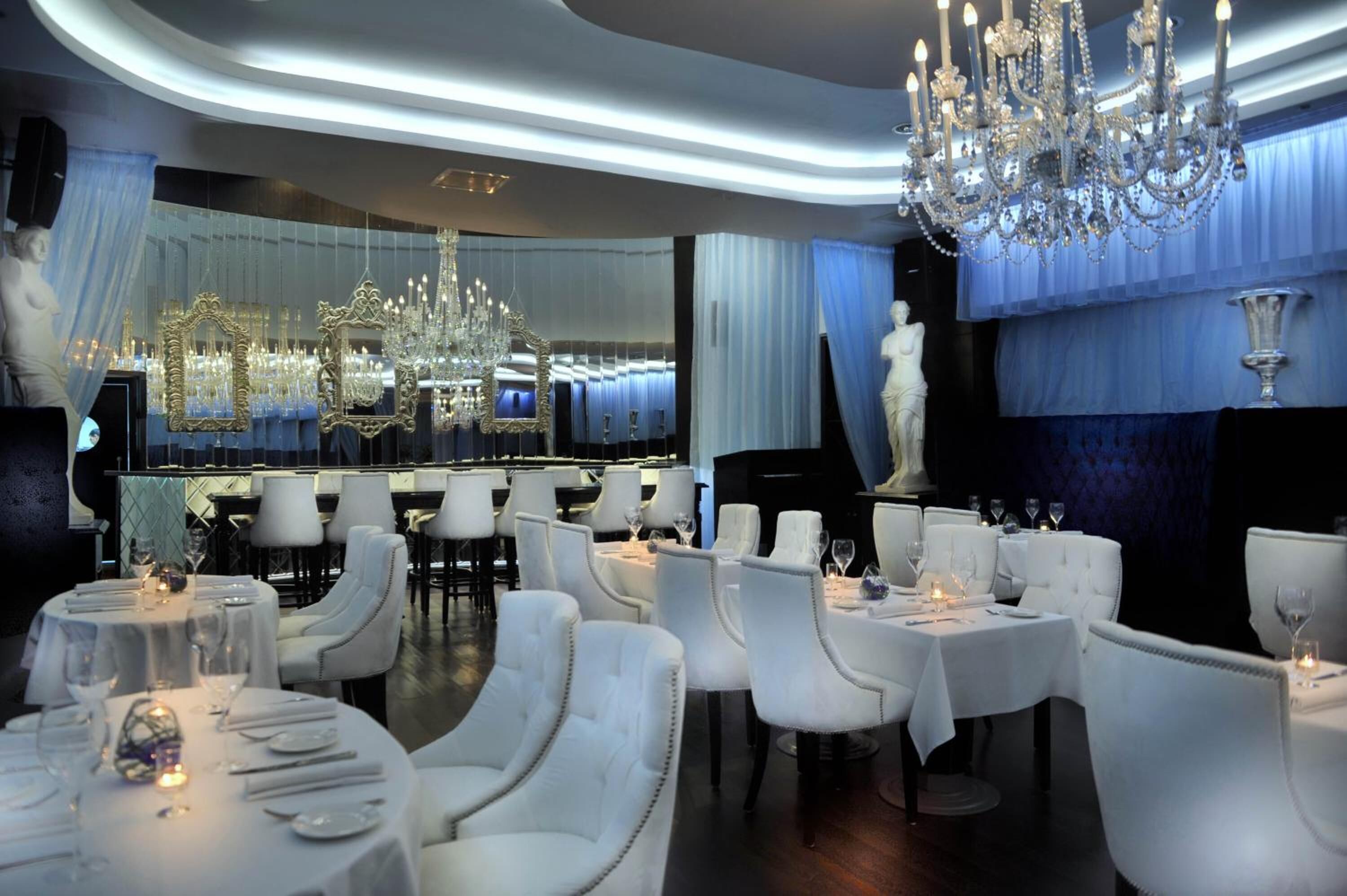 2 restaurants, breakfast served, french cuisine