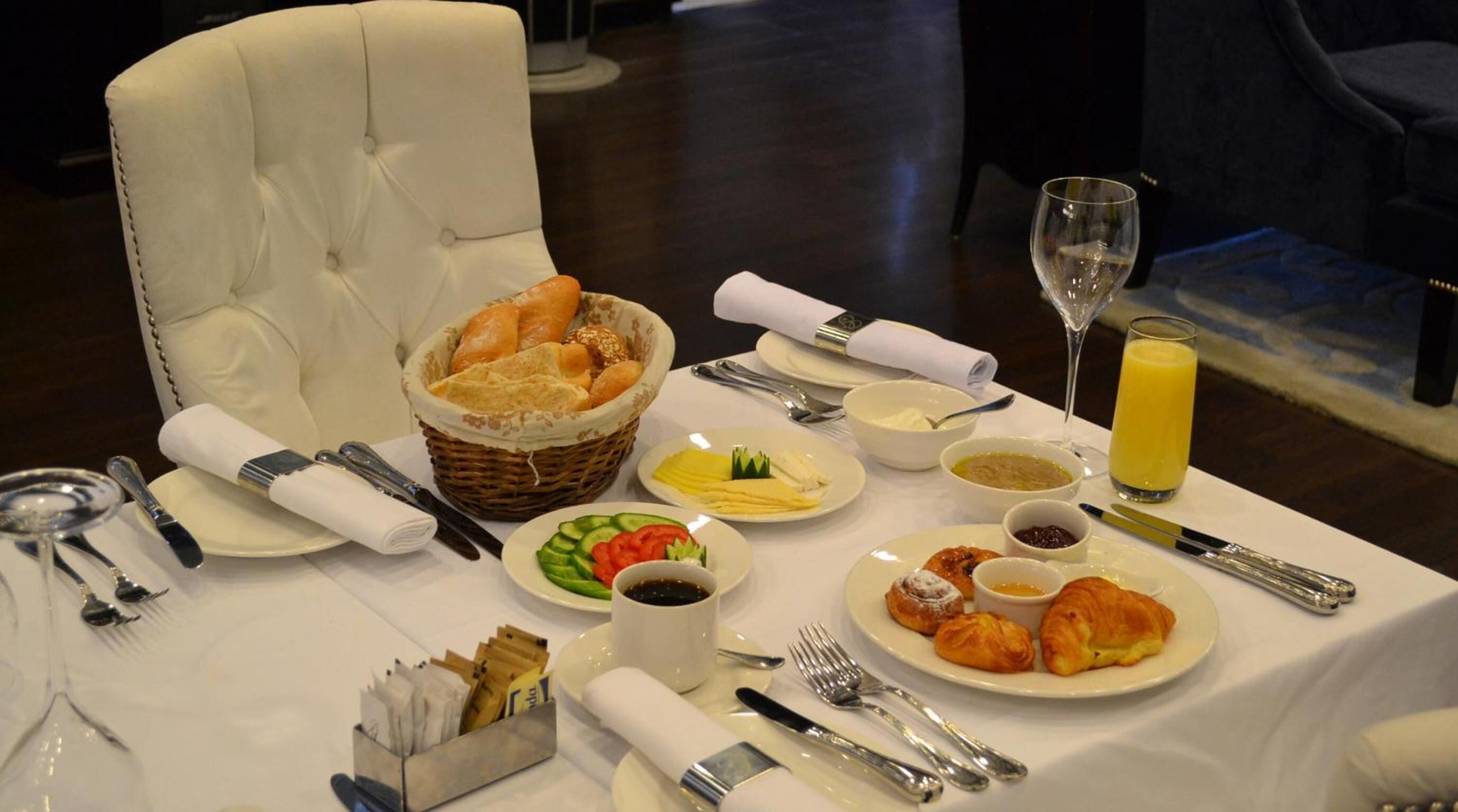 2 restaurants, breakfast served, french cuisine