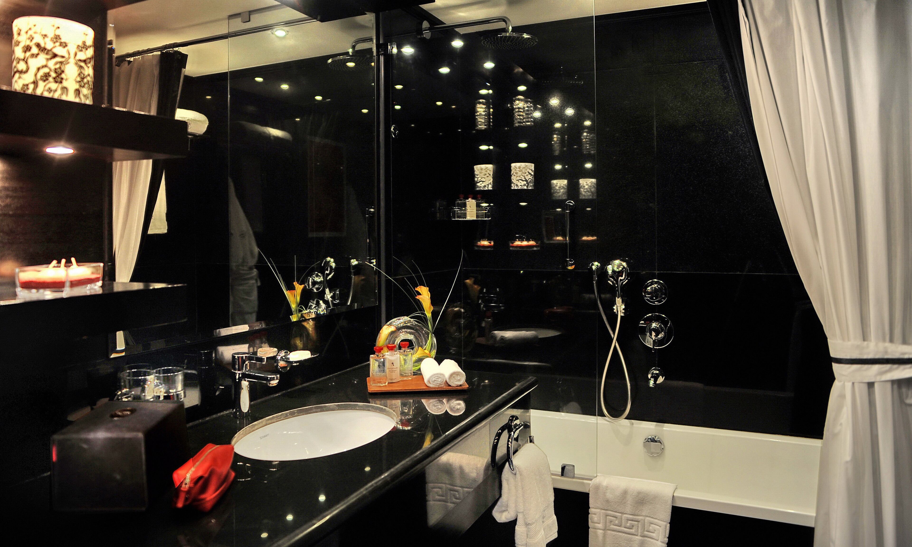 combined shower/bathtub, jetted bath, rainfall showerhead