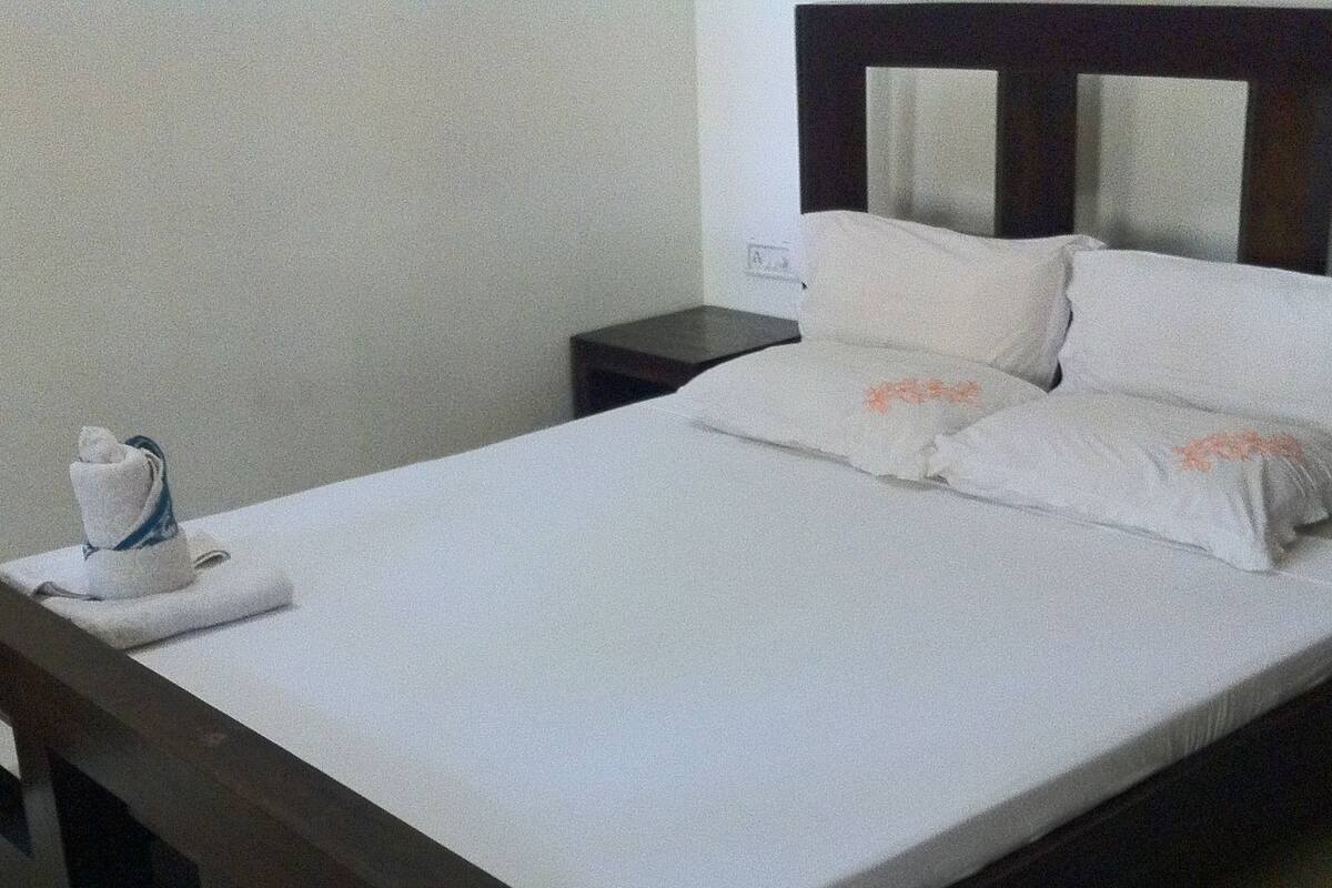 Desk, free WiFi, bed sheets