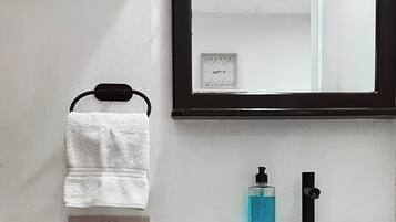 Classic-Doppelzimmer, 1 Queen-Bett | Hochwertige Bettwaren, individuell dekoriert, individuell eingerichtet