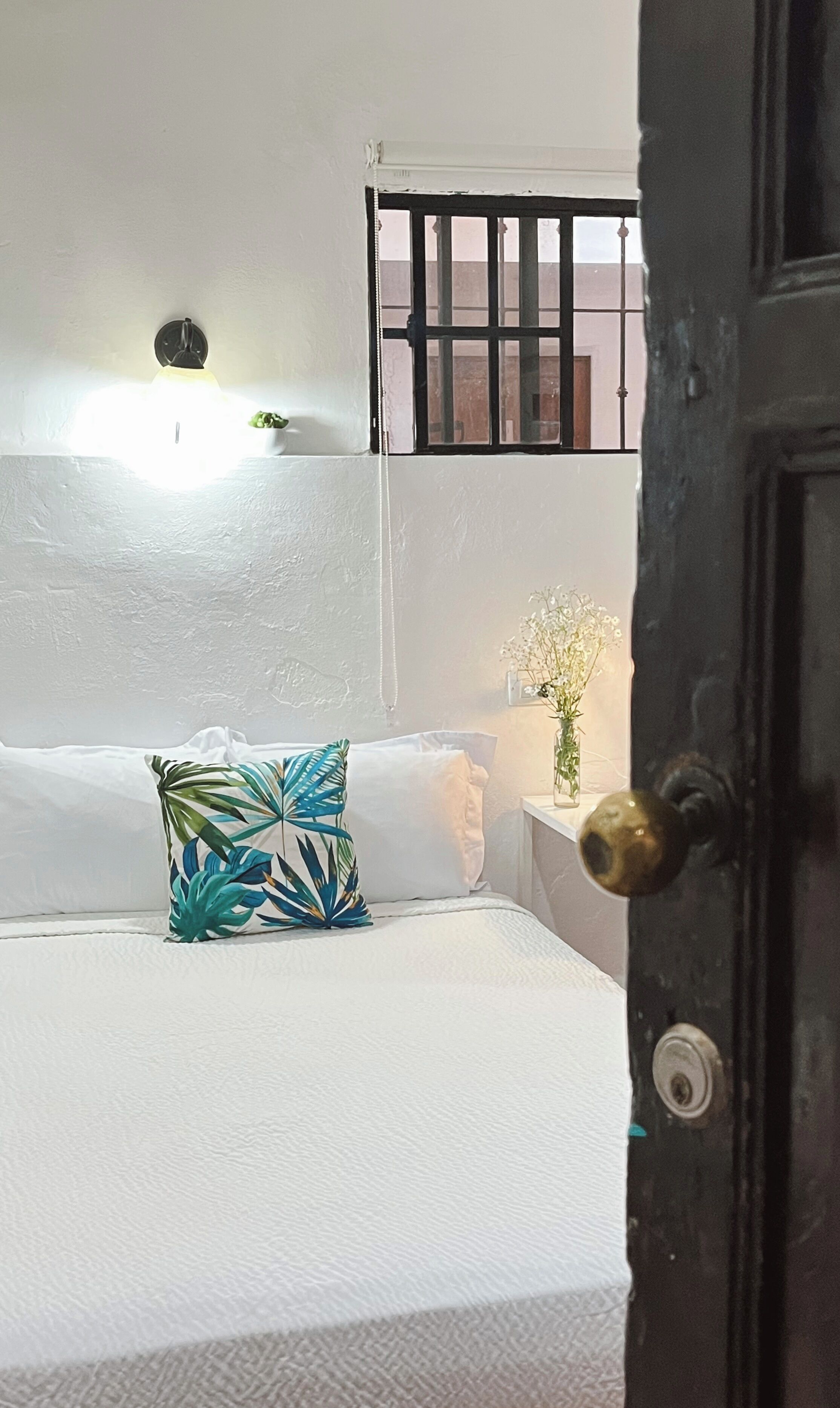 Kahden hengen kaupunkihuone, 1 suuri parisänky | Ylelliset vuodevaatteet, yksilöllisesti sisustettu