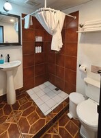 Habitación City doble, 1 cama de matrimonio grande | Ropa de cama de alta calidad y decoración individual