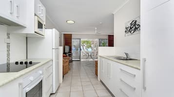 Apartment, 1 Bedroom, Ocean View | Private kitchen | Full-sized fridge, microwave, oven, stovetop