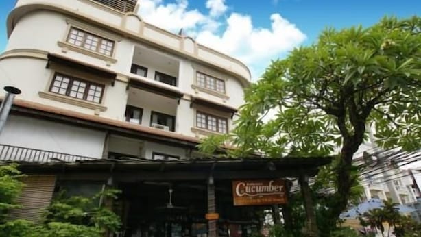 A building with a sign for 'Cucumber' restaurant. - Cucumber Inn (Pattaya)