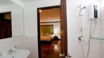 Shower, free toiletries, towels