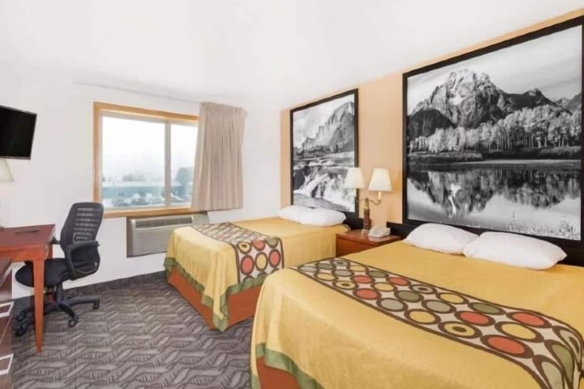 Escritorio, espacio para trabajar con laptop y cortinas blackout