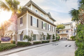 Un hôtel Hampton Inn de la chaîne Hilton, avec une structure à deux étages, une entrée abritée et une pelouse bien entretenue.
