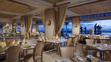 5 ristoranti, aperti a colazione e a pranzo, cucina internazionale