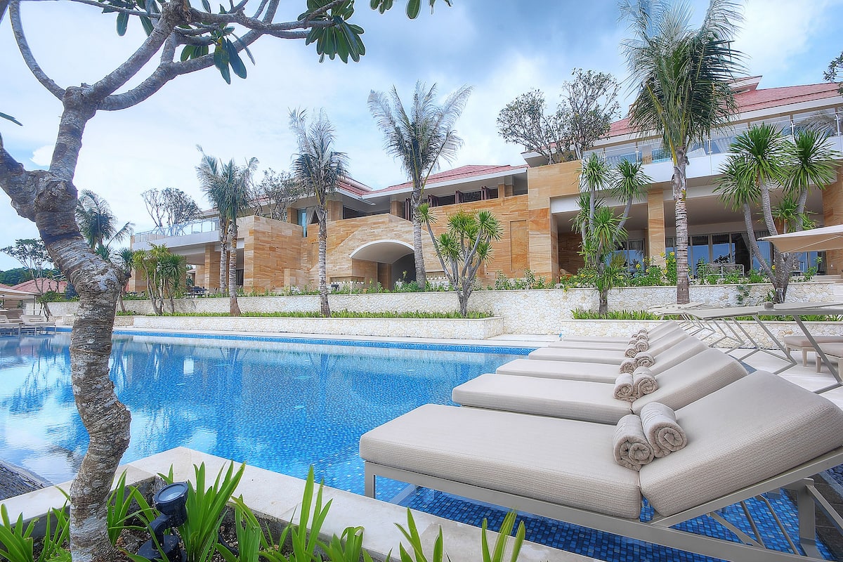 6 outdoor pools, open 7:00 am to 7:00 pm, pool cabanas (surcharge)