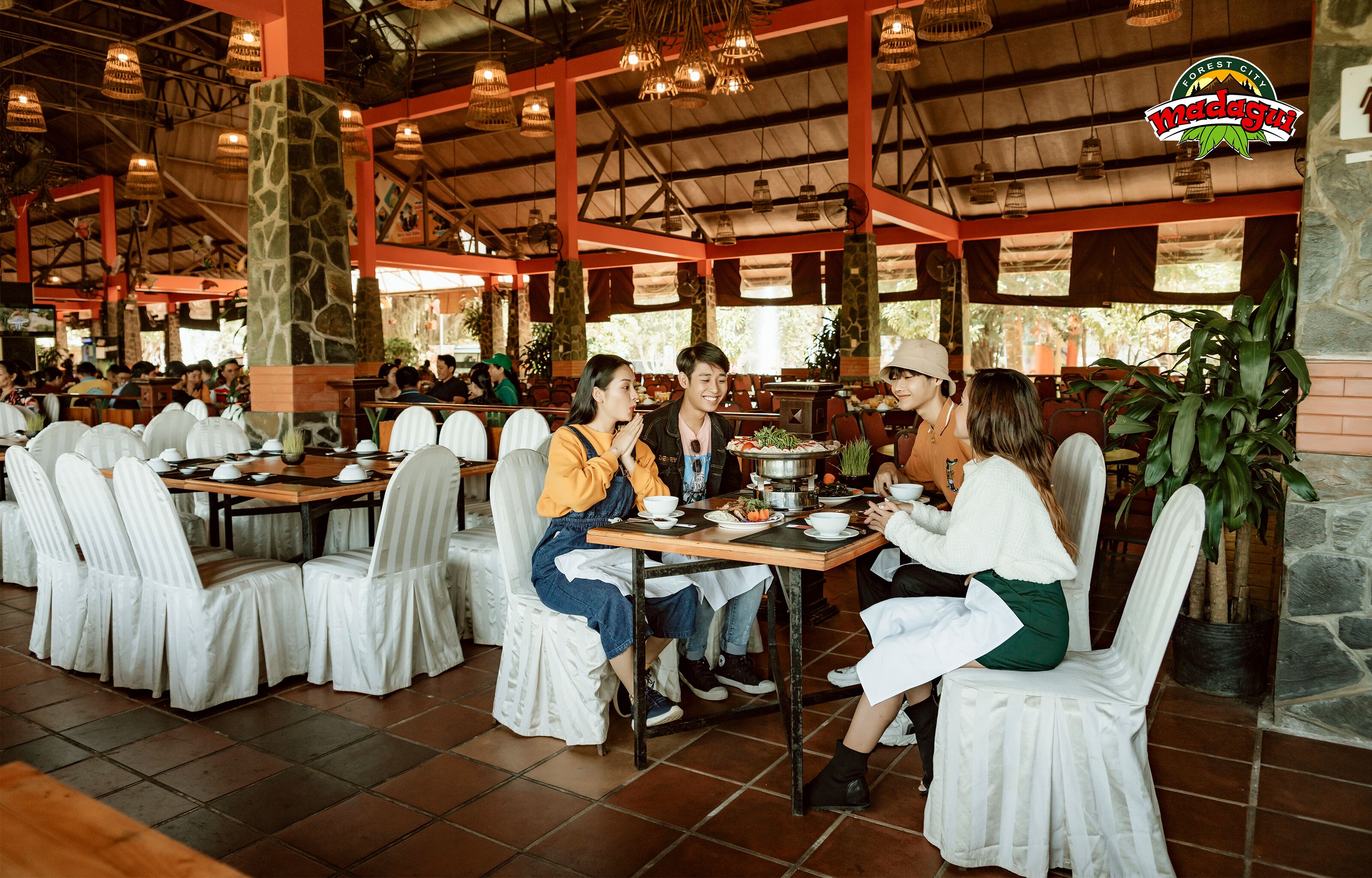 4 か所のレストラン、朝食、ランチ、ディナーに営業 (ベトナム料理)