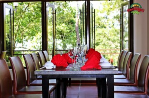 4 restaurants, breakfast, lunch, dinner served; Vietnamese cuisine