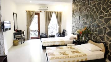 Quarto luxo, vista para o jardim | Cofres nos quartos, individualmente mobiliados, Wi-Fi de cortesia
