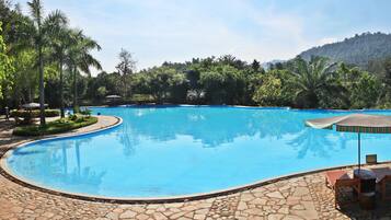 3 من حمّامات السباحة الخارجية، مظلات على حمّام السباحة، مقاعد للتشمس