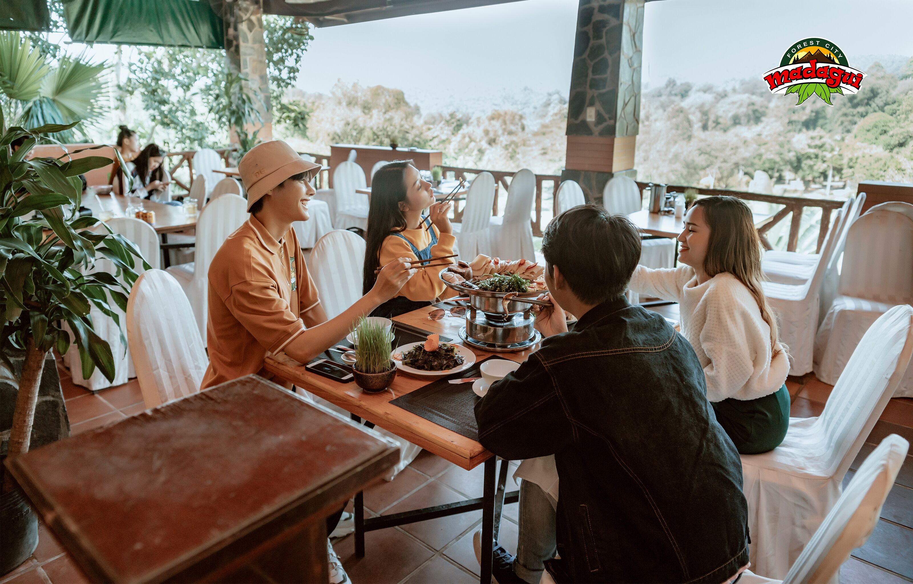 4 nhà hàng, phục vụ bữa sáng, bữa trưa, bữa tối, món ăn Việt Nam 