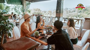 4 restauranter; serverer morgenmad, frokost og vietnamesiske retter