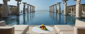 6 piscinas al aire libre, camas de piscina con cargo, sombrillas