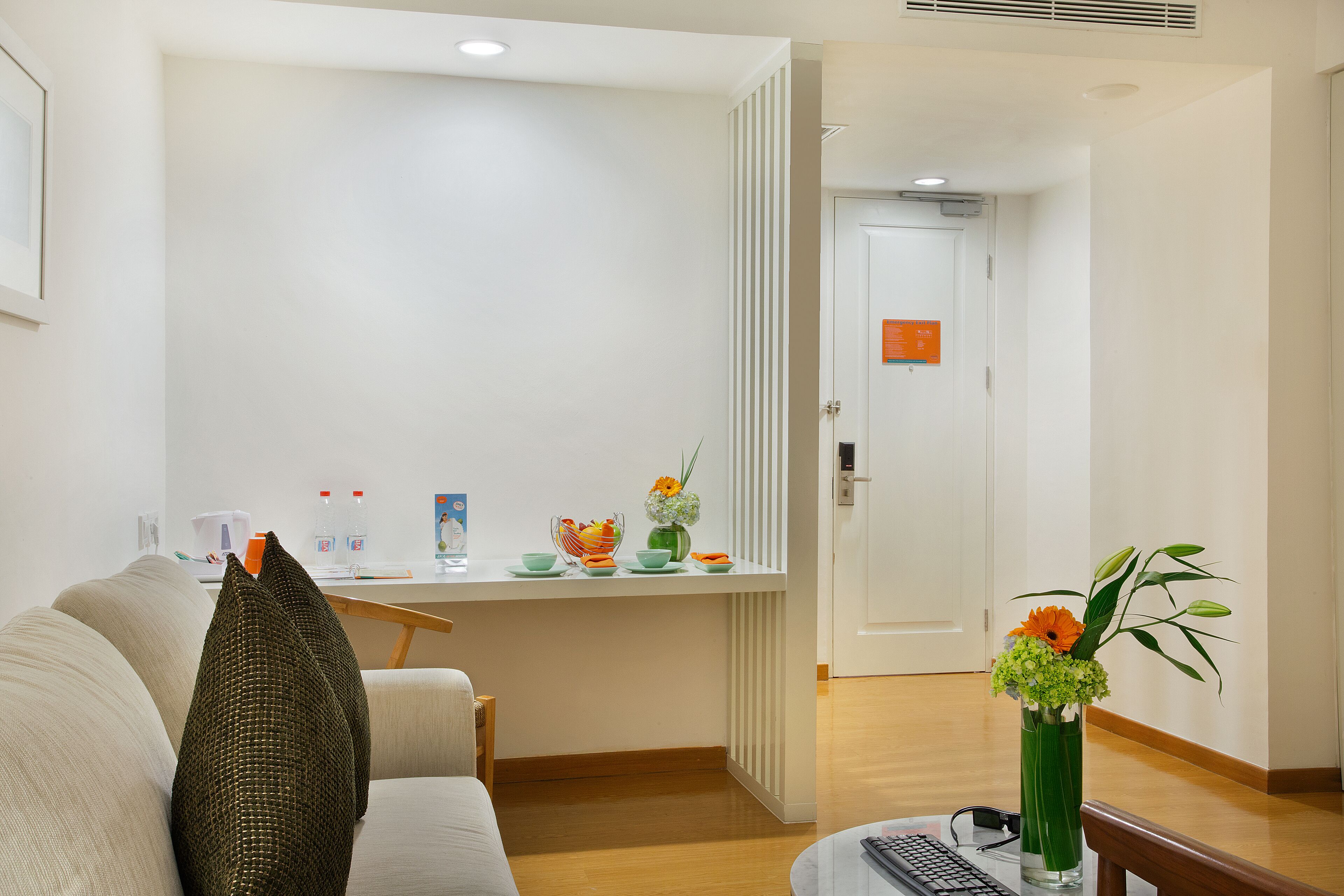Un hall de hotel con una recepción, un sofá y una mesita de centro.