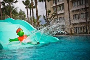 Un tobogán de agua con un personaje al final.