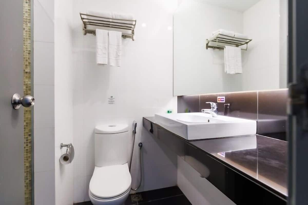 shower, rainfall showerhead, free toiletries, hair dryer